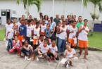 Alunos e professores do Colgio Santa Rita e colaboradores da Bahia Pesca na Fazenda Oruabo 